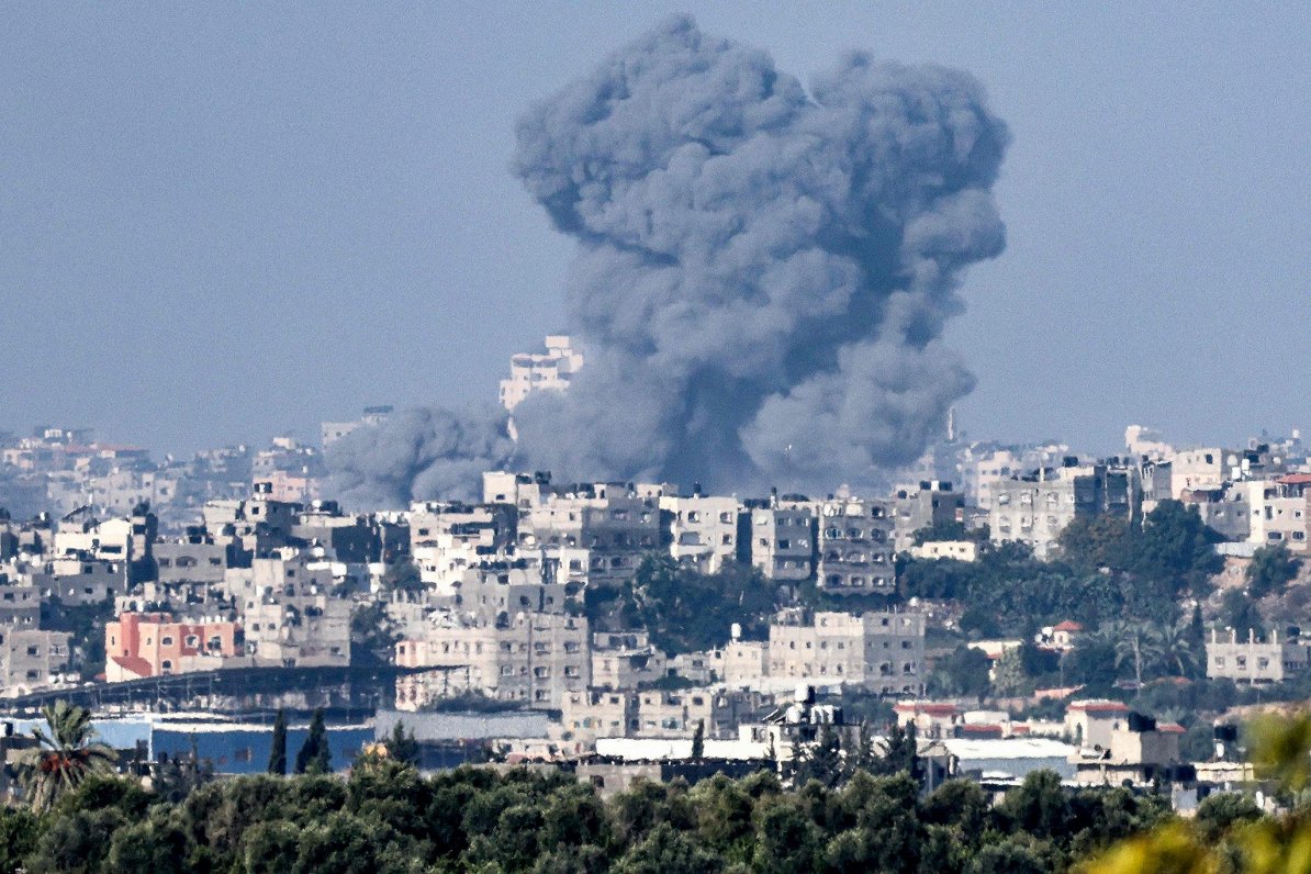 Dūmu stabs ceļas no Izraēlas armijas trieciena vietas Gazas joslā
