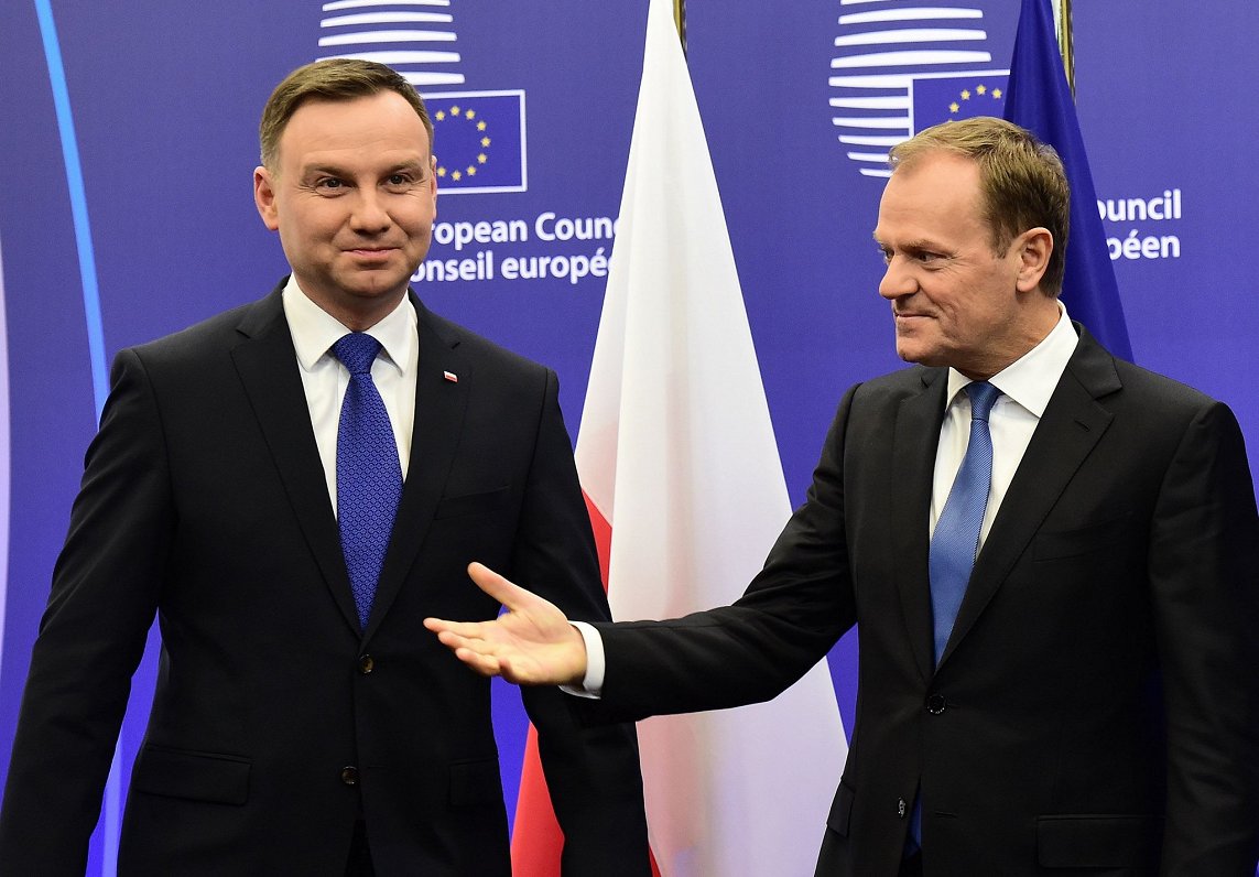Polijas prezidents Andžejs Duda (no kreisās) varētu likt šķēršļus valdībai, ko gatavojas veidot līdz...