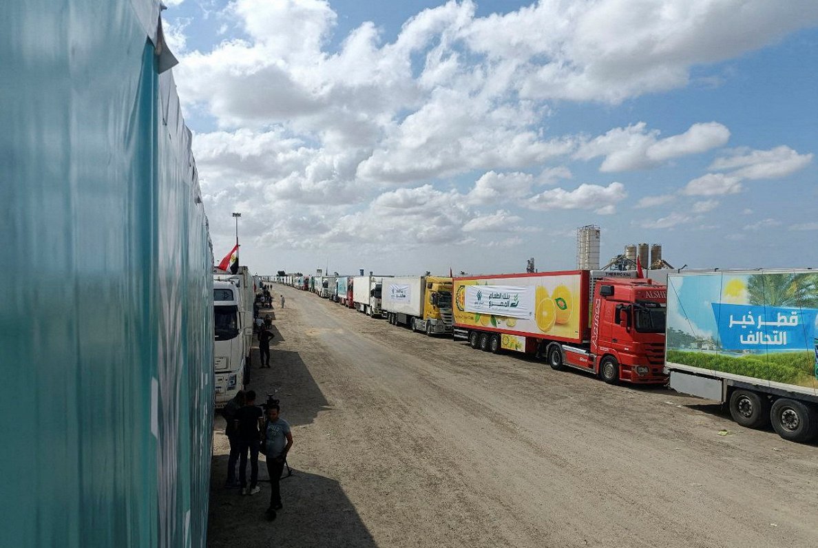 Kravas automašīnas ar humāno palīdzību pie Rafahas robežpunkta Ēģiptes pusē