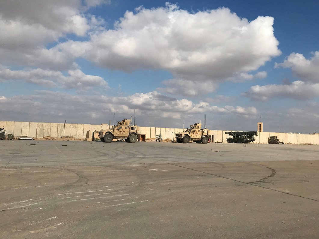 ASV karavīru militārās automašīnas Ain al Asadas bāzē Irākas rietumos