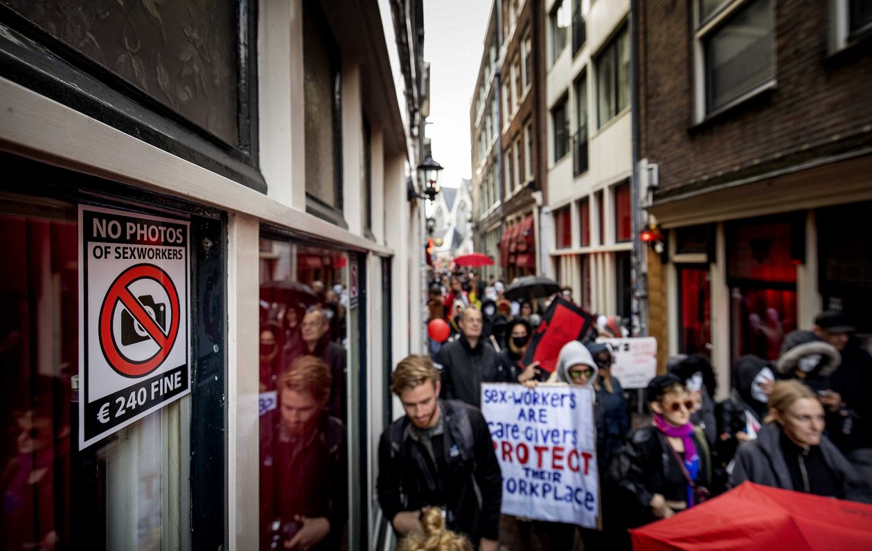 Nīderlandes lielpilsētā Amsterdamā cilvēki protestē pret Sarkano lukturu kvartāla pārvietošanu