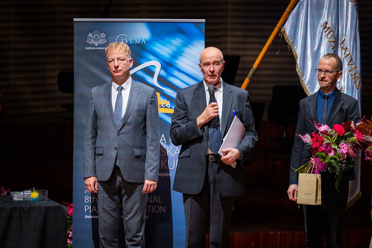 No kreisās: JVLMA rektors Guntars Prānis, žūrijas priekšsēdētājs Ivari Ilja un žūriajs pārstāvis Jur...