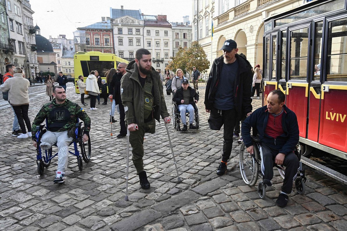 Пациенты реабилитационного центра на прогулке. Украина, Львов, 20.10.2023.