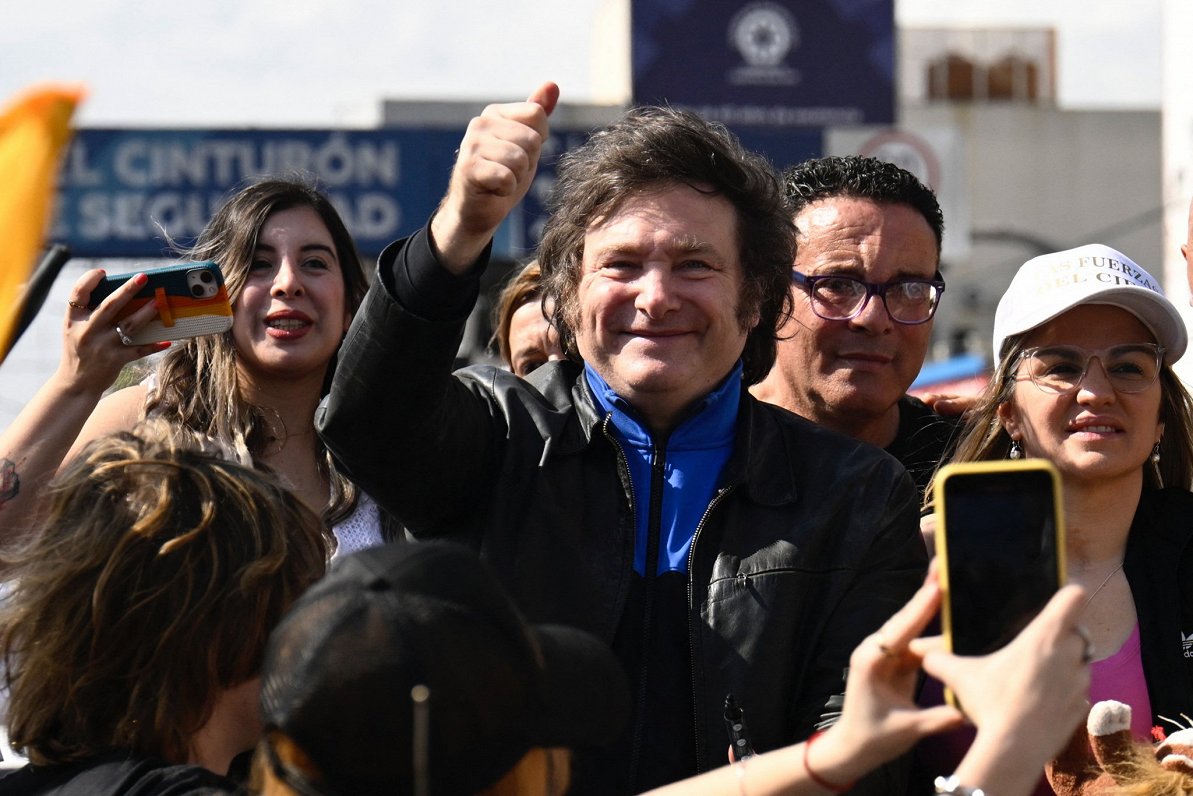 Argentīnas prezidenta amata kandidāts Havjers Milei priekšvēlēšanu mītiņā