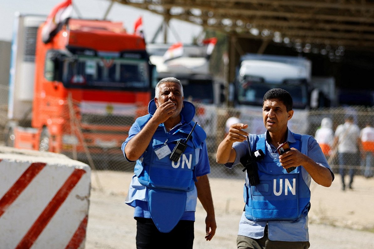 kravas automašīnas ar humāno palīdzību pie Rafahas robežšķērsošanas punkta