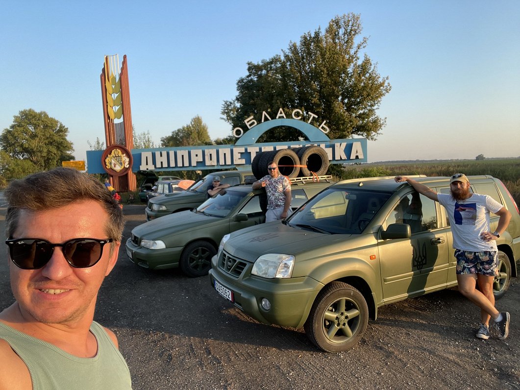 Pāvels Čornijs (priekšplānā) ar auto konvoju Ukrainā.