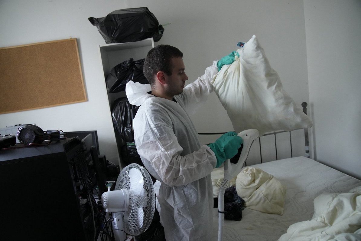 speciālisti cīnās ar gultas blaktīm kādā dzīvoklī Parīzē, Francijā