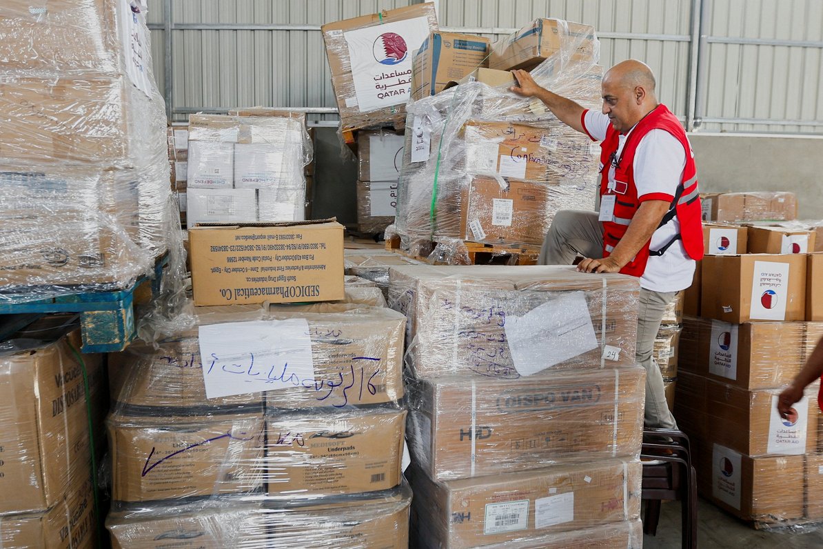 Sarkanā krusta darbinieki kārto humānās palīdzības preces Gazas joslas iedzīvotājiem