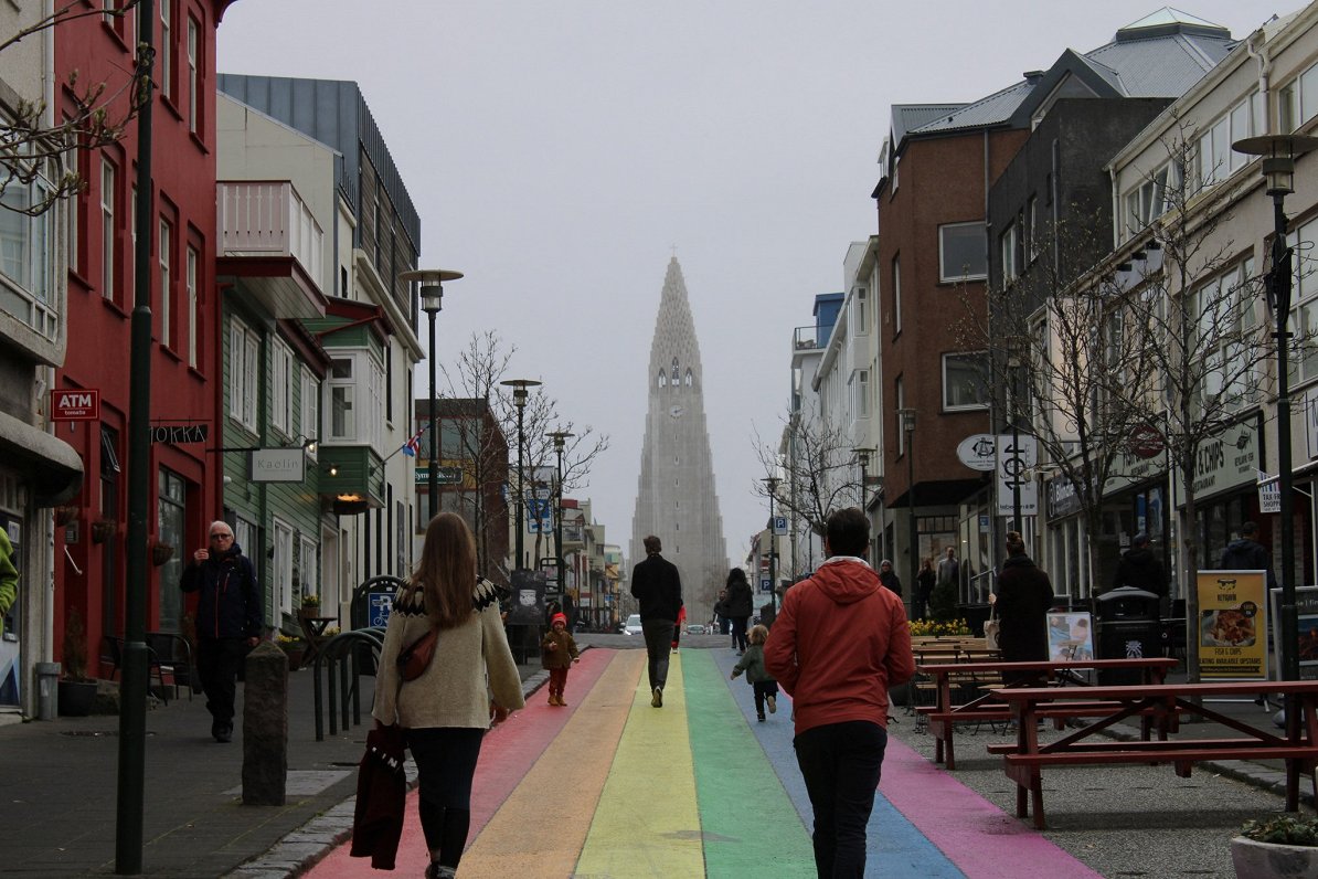 Ilustratīvs attēls: cilvēki pastaigājas Islandes galvaspilsētas Reikjavīkas ielās