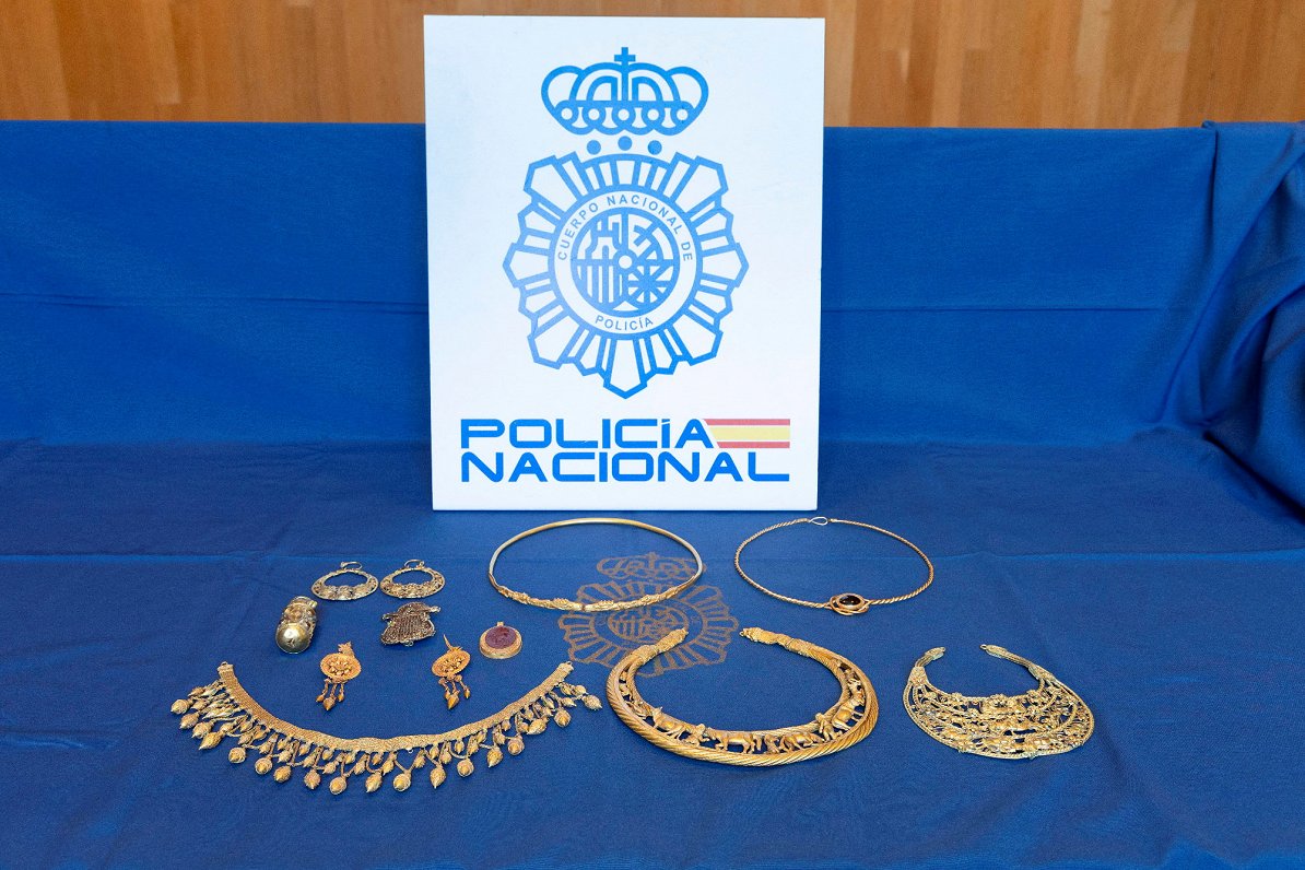 Spānijas policija aizturējusi seno zelta rotaslietu tirgotājus