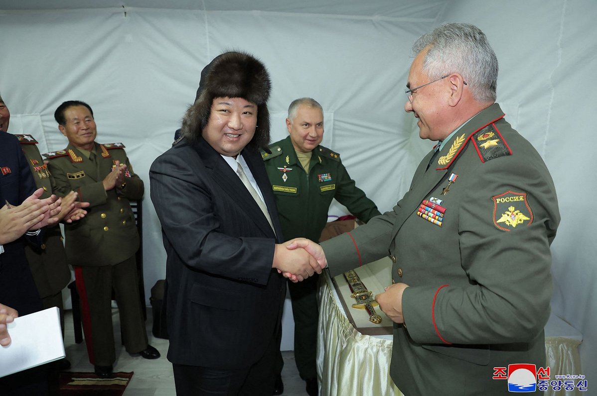 Ziemeļkorejas vadonis Kims Čenuns tiekas ar Krievijas aizsardzības ministru Sergeju Šoigu, 2023. gad...