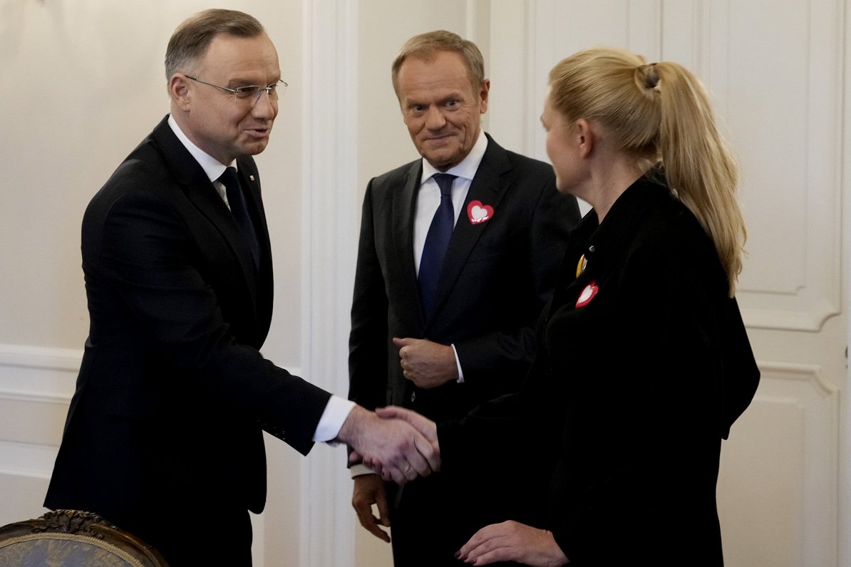 Polijas prezidents Andžejs Duda (no kreisās) sasveicinās ar iespējamo premjera amata kandidātu Donal...