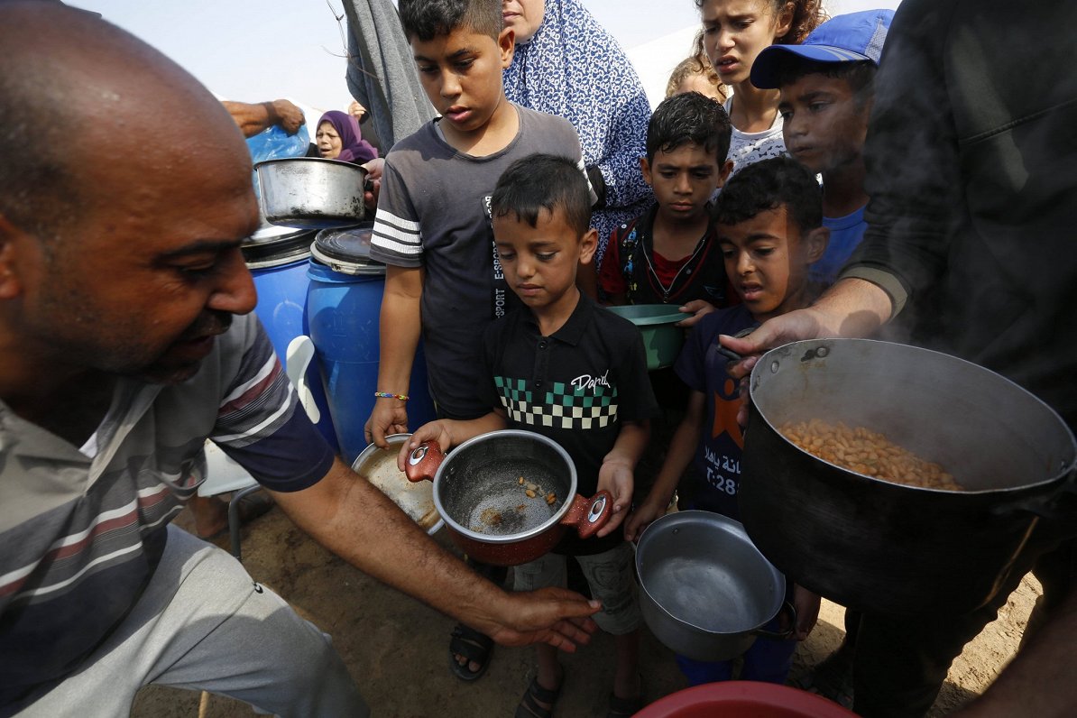 ANO palestīniešu bēgļu aģentūras UNRWA organizācijas darbinieki sniedz palīdzību palestīniešu bērnie...