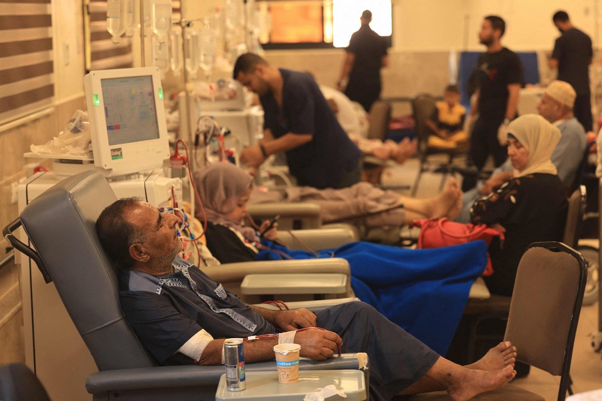 pacientiem tiek veikta dialīze slimnīcā Hānjunisas slimnīcā Gazas joslas dienvidos