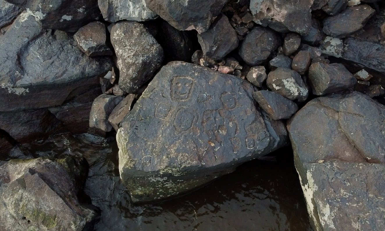 izgrebtā akmens virsma Manausas pilsētā Brazīlijas ziemeļos