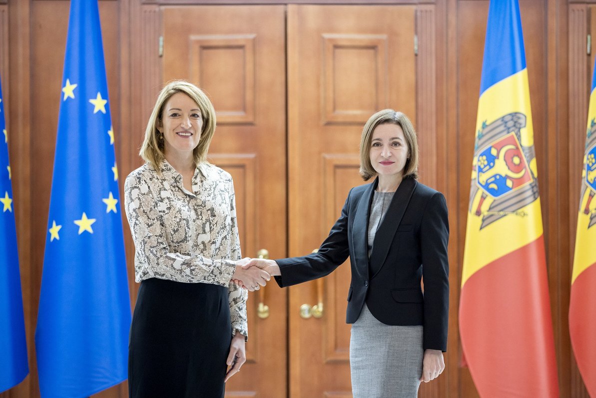 Eiropas Parlamenta prezidente Roberta Metsola (no kreisās) un Moldovas prezidente Maija Sandu
