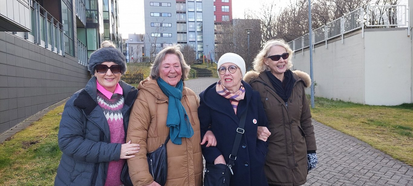 Sveindisa Johansdotira (pirmā no kreisās) ar kolēģēm sieviešu streika &quot;Kvennaverkfall Iceland 2...