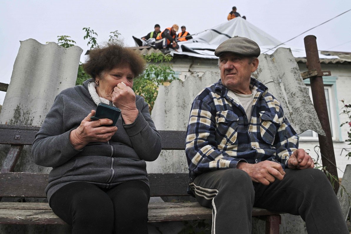 Vietējie iedzīvotāji Valentīna un Volodimirs pie savas mājas Hrozas ciemā, kur oktobra sākumā Krievi...