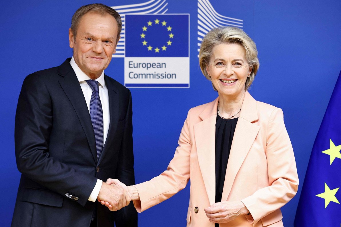 Eiropas Komisijas prezidente Urzula fon der Leiena sasveicinās ar Polijas premjera amata kandidātu D...