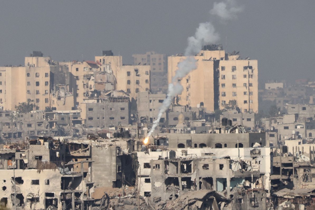 Izraēlas armija no izraēliešu pilsētas Sderotas izšauj raķetes virs Gazas joslas ziemeļu daļas
