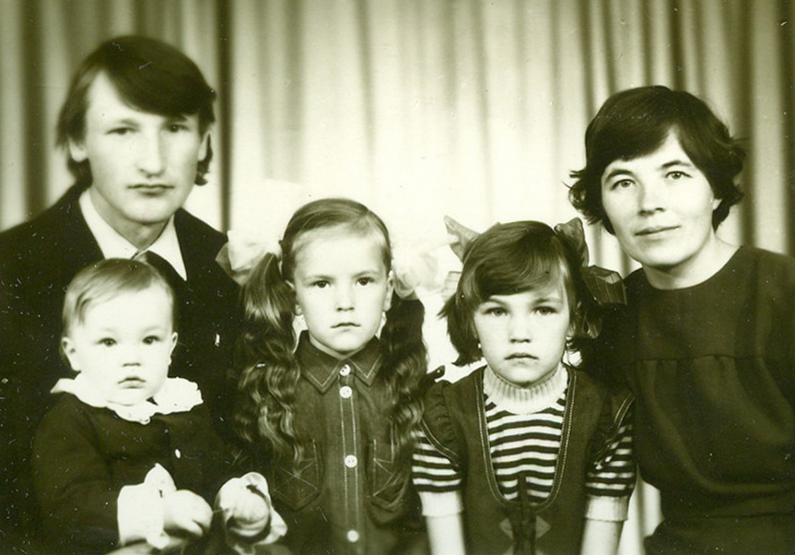 Slišānu ģimene 1982. gadā. Ontonam klēpī Andris, Lienīte (no kreisās), Annele un sieva Irēna. Jaunāk...
