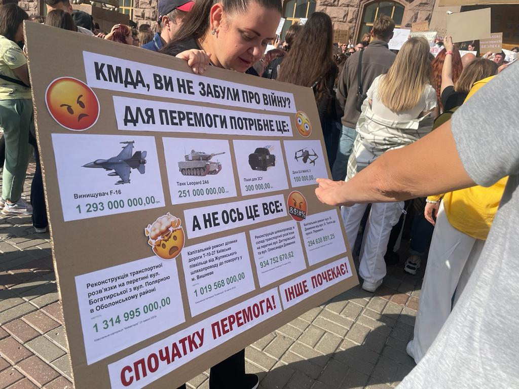 Ukrainas galvaspilsētas Kijivas iedzīvotāja Tetjana ar plakātu demonstrē, kā, viņasprāt, labāk būtu...