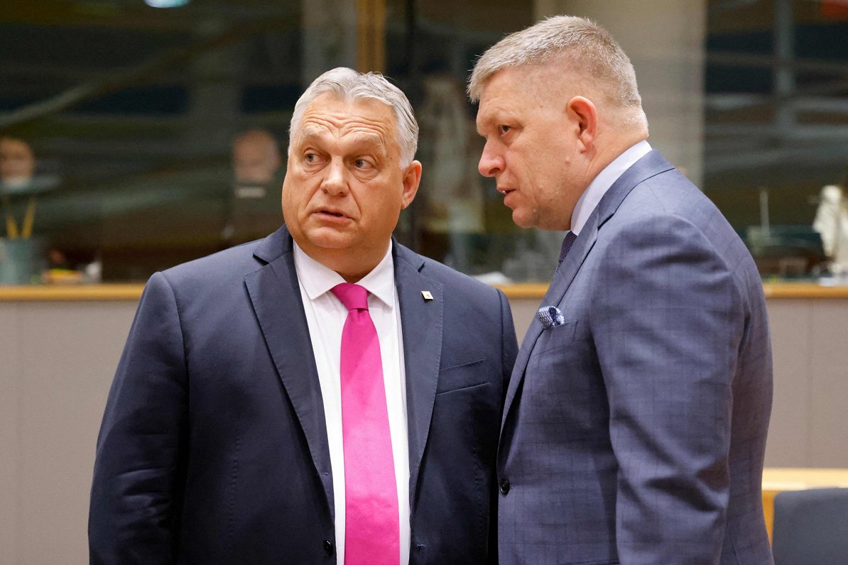 Ungārijas līderis Viktors Orbāns (no kreisās) un Slovākijas premjers Roberts Fico