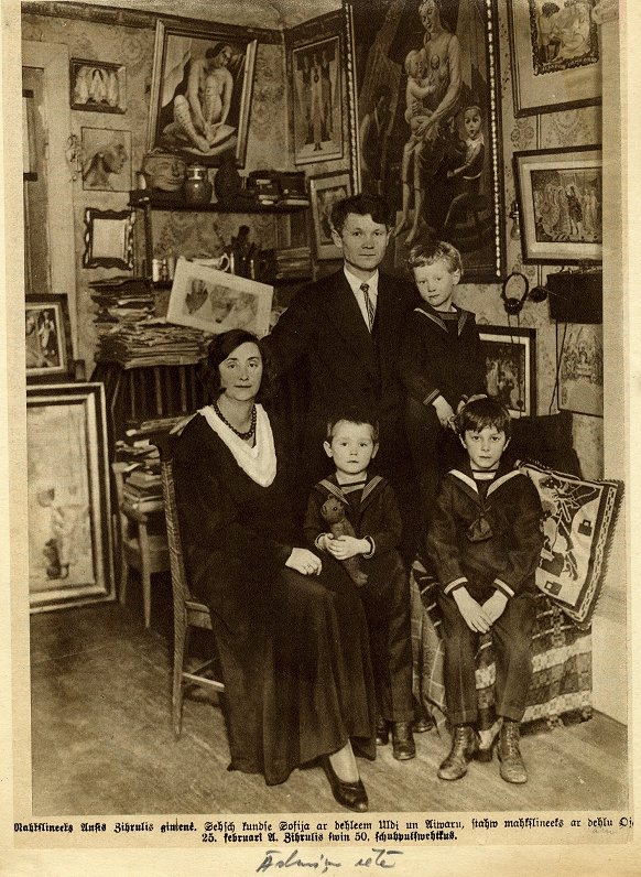 1933. gads. Mākslinieks Ansis Cīrulis ar ģimeni Ādmiņu ielas dzīvoklī 50. dzimšanas dienas noskaņās....