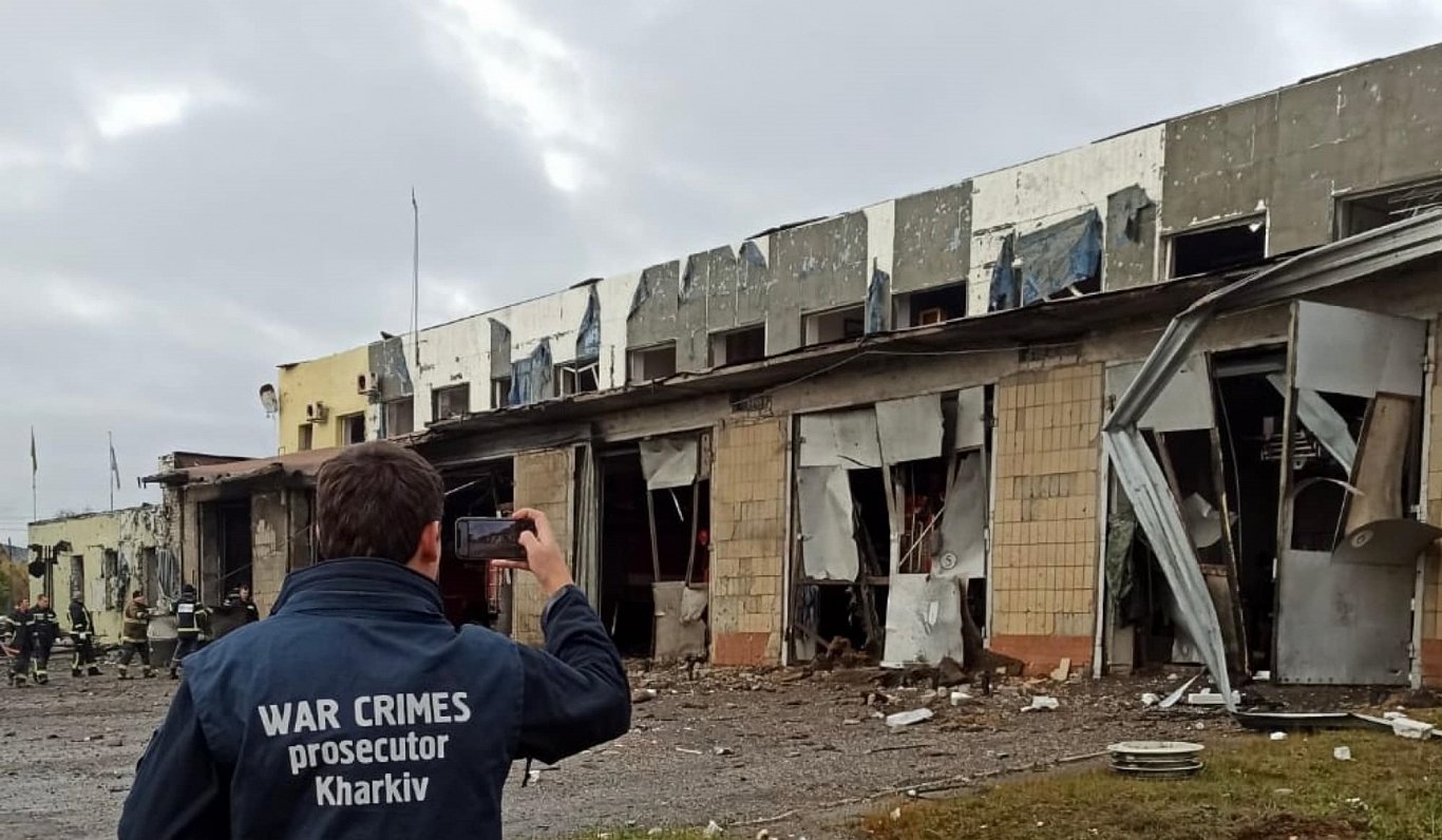 Ukrainas prokuratūras darbinieki dokumentē Krievijas raķetes trieciena sekas Izjumas pilsētā