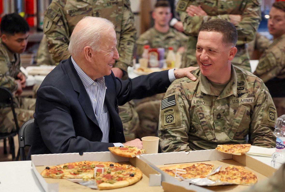ASV prezidents Džo Baidens tiekas ar amerikāņu karavīriem Polijā, 2022. gada marts