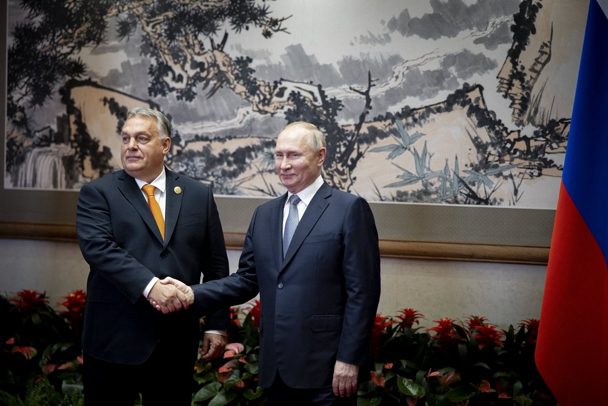 Премьер-министр члена НАТО Венгрии Виктор Орбан и президент РФ Владимир Путин. КНР, Пекин, 17.10.202...