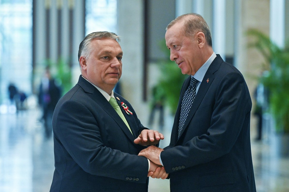Ungārijas premjers Viktors Orbāns (no kreisās) un Turcijas prezidents Redžeps Tajips Erdogans
