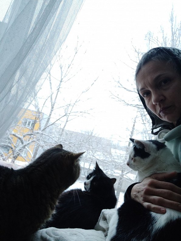 Natālija savā dzīvoklī ar saviem kaķiem aplenktajā Mariupolē. 2022. gada marts.
