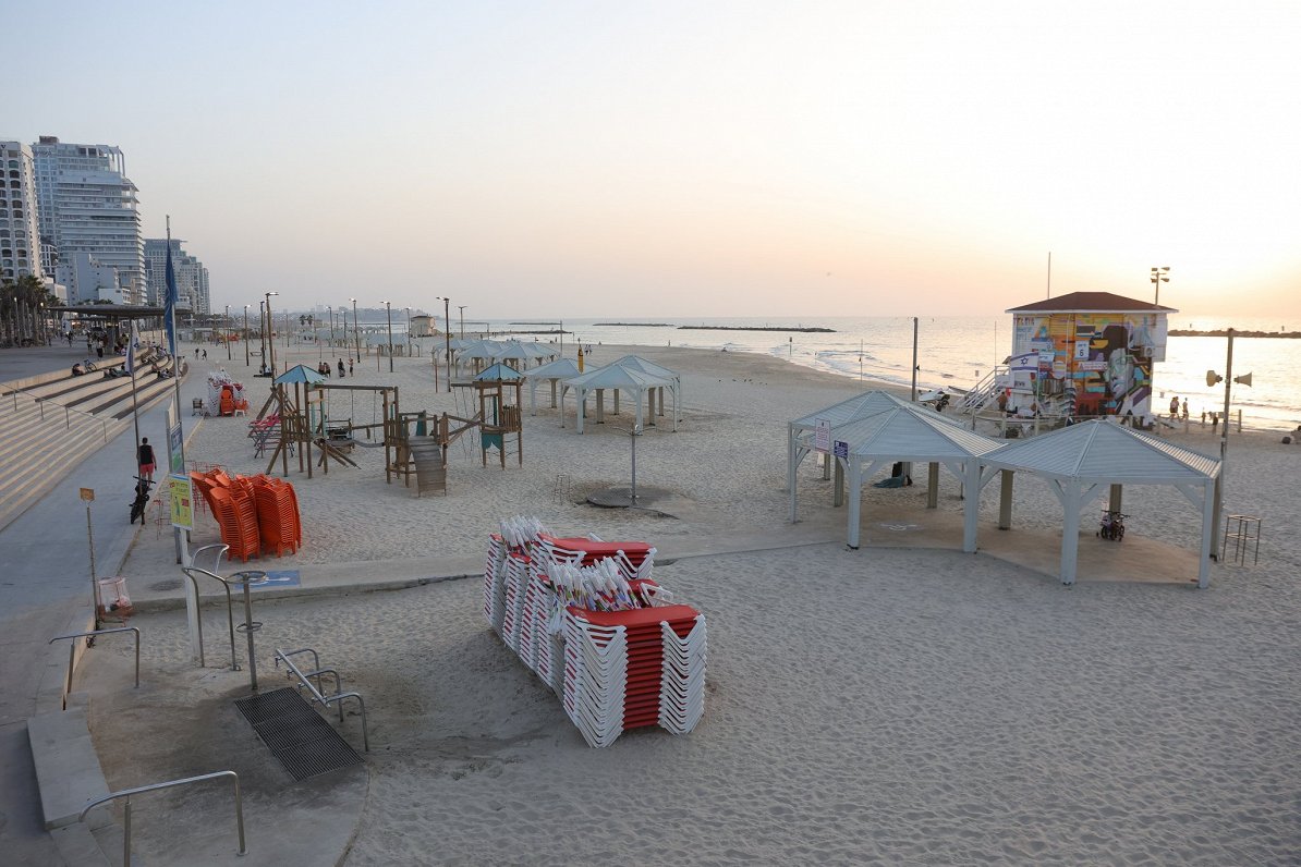 Izraēlas pilsētas Telavivas pludmale kopš bruņotā konflikta saasināšanās ir pustukša