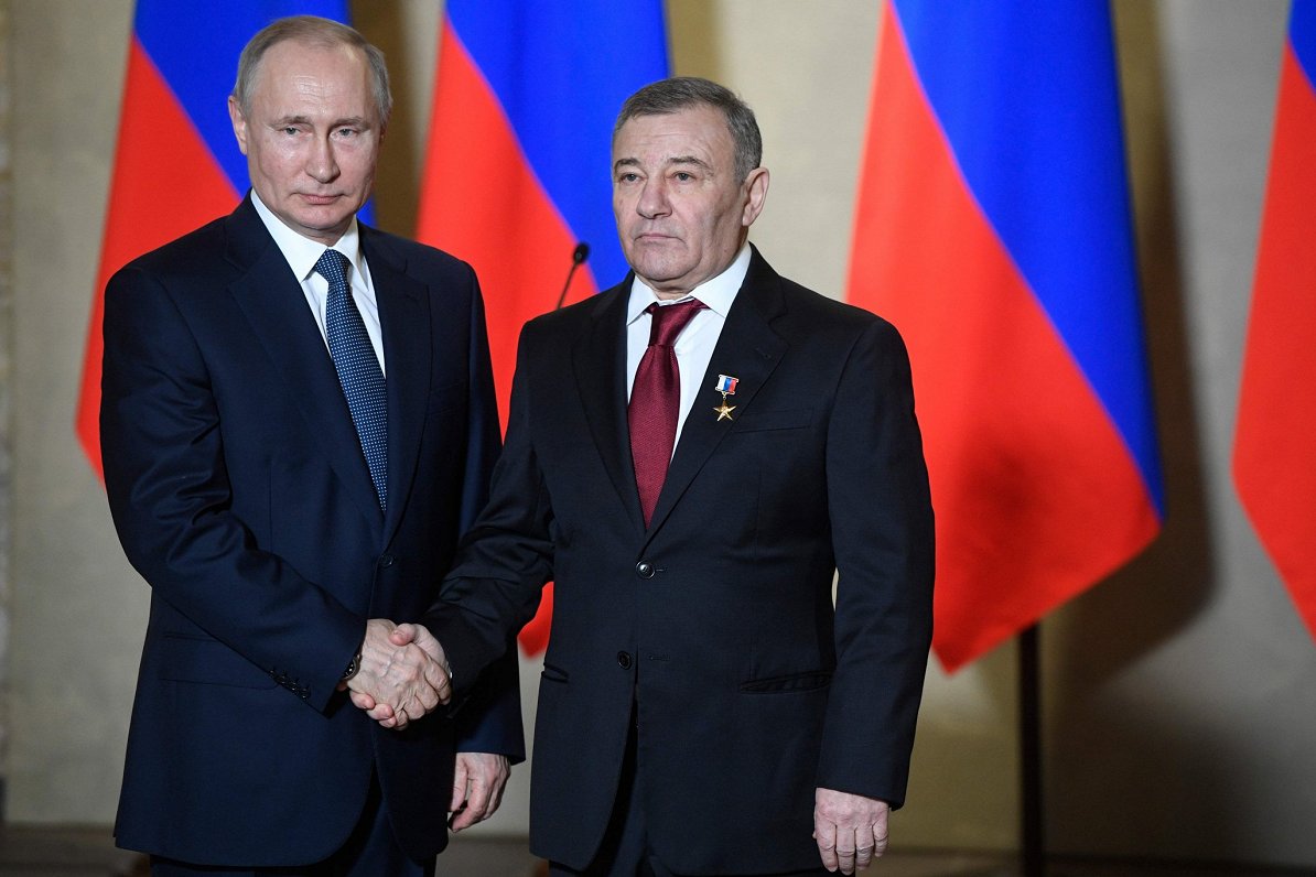 Krievijas prezidents Vladimirs Putins apbalvo miljardieri Arkādiju Rotenbergu