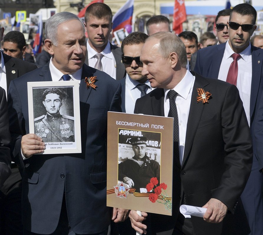 Izraēlas premjers Benjamins Netanjahu kopā ar Krievijas prezidentu Vladimiru Putinu piedalās &quot;N...