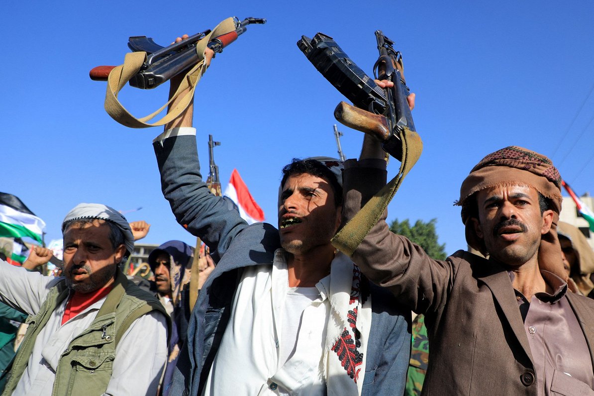 Ilustratīvs attēls: Cilvēki hutiešu kontrolētajā Jemenas galvaspilsētā Sanā gājienā Rietumkrasta un...