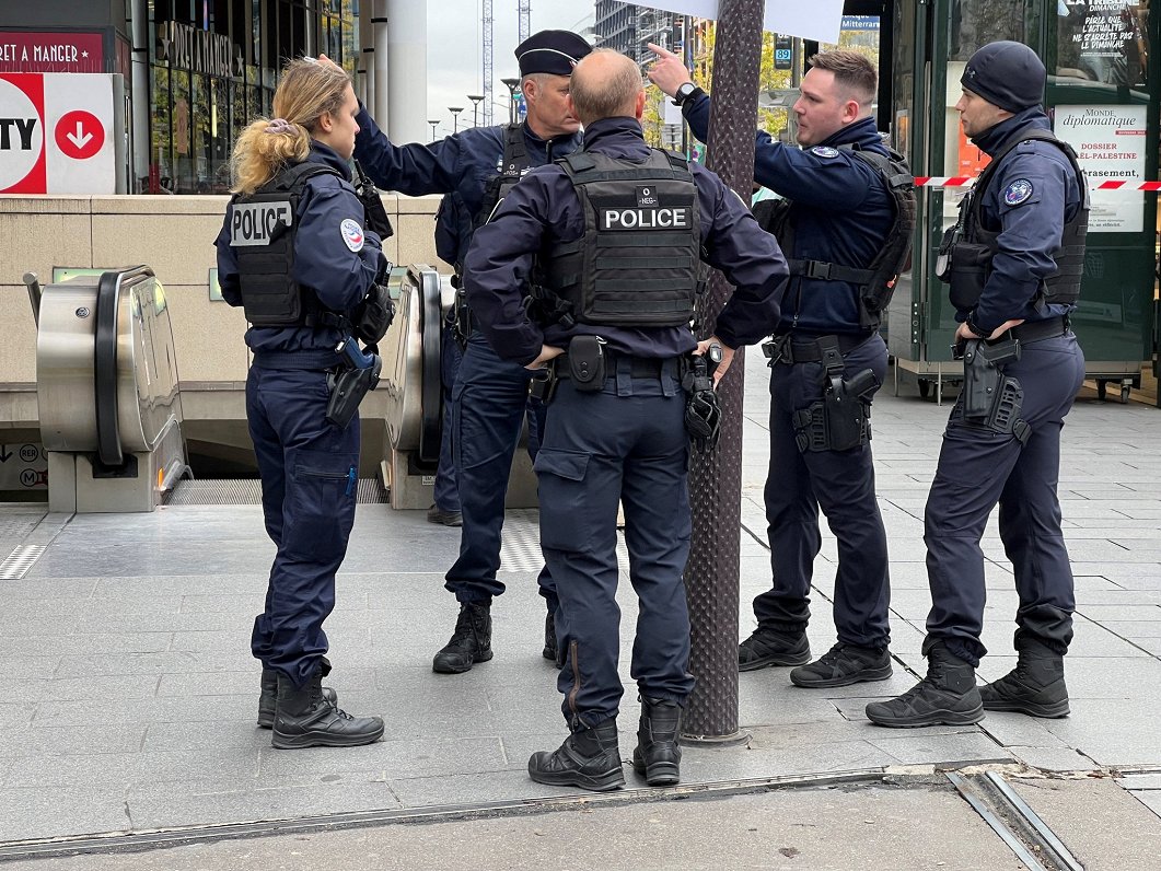 Policisti pie Parīzes dzelzceļa stacijas