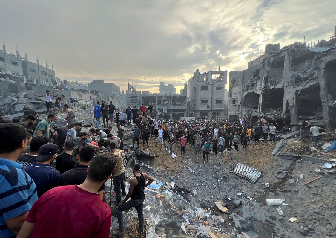 Palestīnieši pārmeklē gruvešus pēc sprādziena Džabalijas bēgļu nometnē Gazas joslā