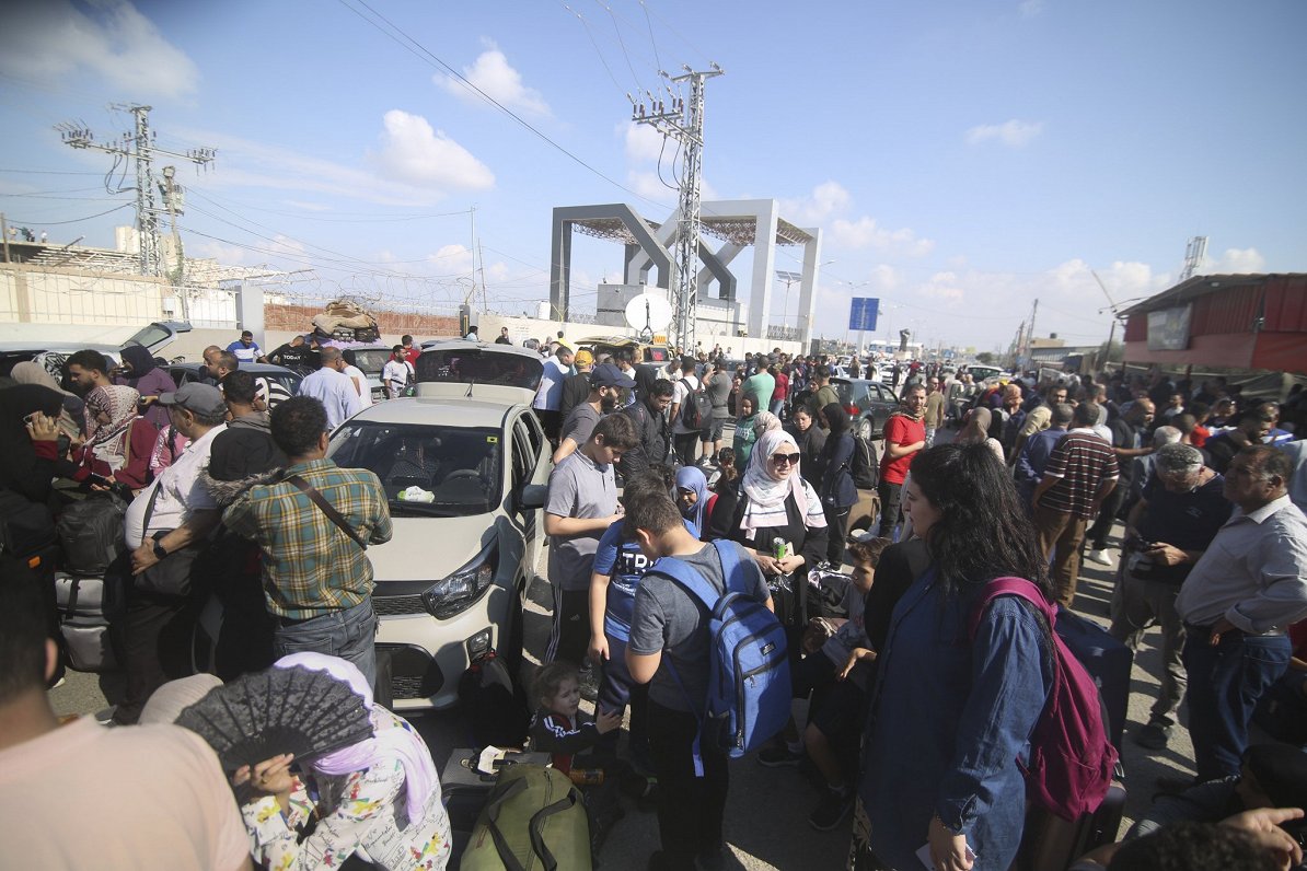 palestīnieši pulcējas pie Rafahas robežpunkta Gazas joslas dienvidos
