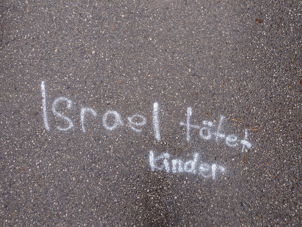 Vācijas pilsētā Minhenē uzraksts uz asfalta vēsta &quot;Izraēla nogalina bērnus&quot;