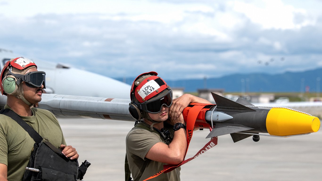 Ракету «воздух—воздух» AIM-9 Sidewinder несут к самолету. Япония, база морской пехоты США Ивакуни, 2...