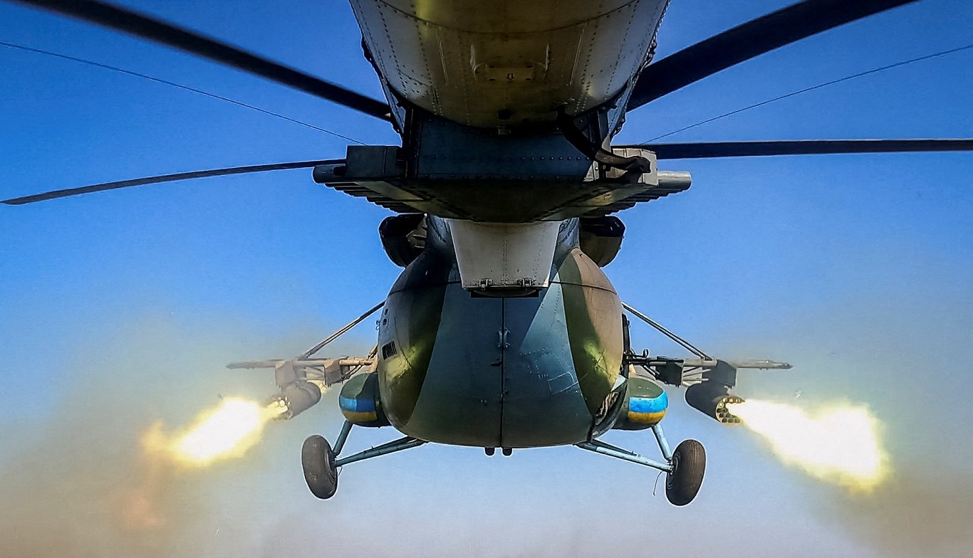 Украинский Ми-8 ведет огонь по позициям оккупантов. Неизвестная локация на востоке Украины.  01.10.2...