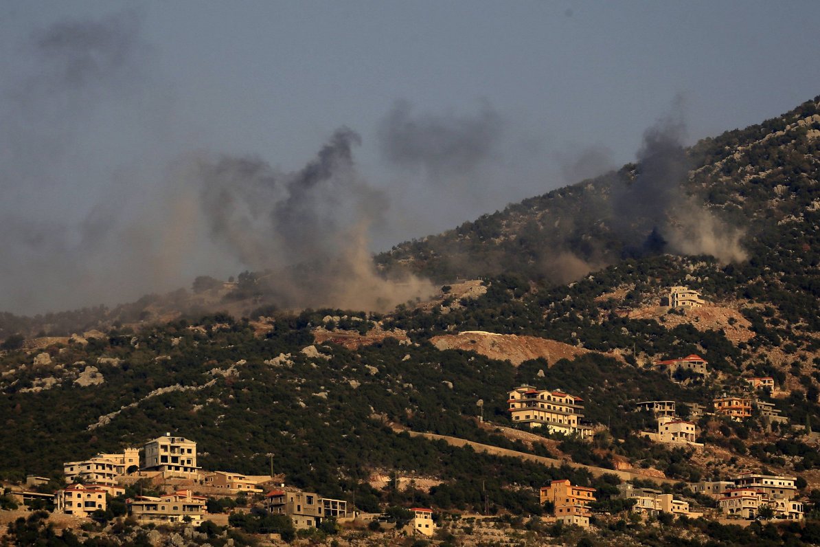 Дым над городом на юго-востоке Ливана после удара израильской ракеты