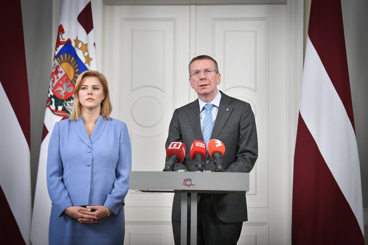 Президент Эдгар Ринкевич и премьер-министр Эвика Силиня во время пресс-конференции