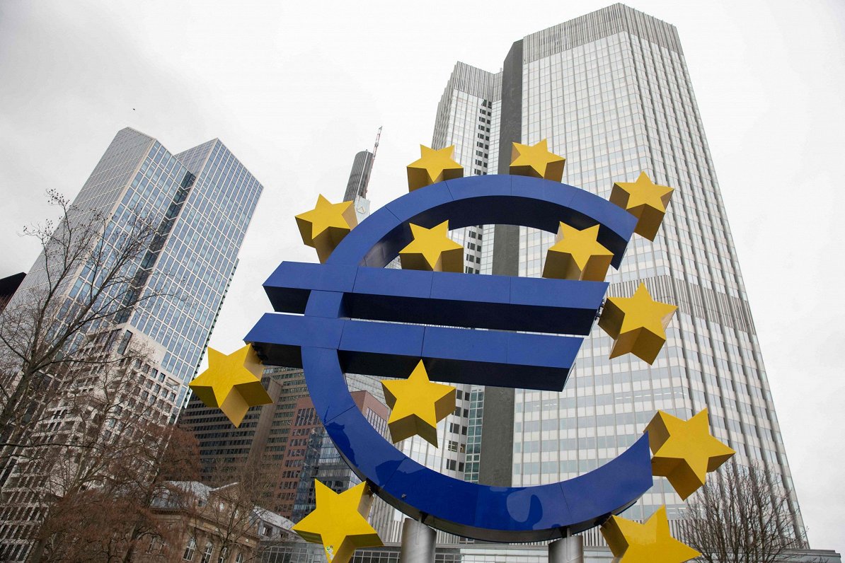 Символ евро возле здания ЕЦБ