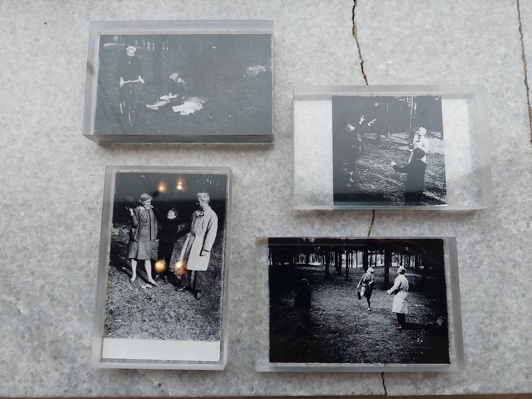 Četras melnbaltās fotogrāfijas, no kurām gūta iedvesma izstādei.