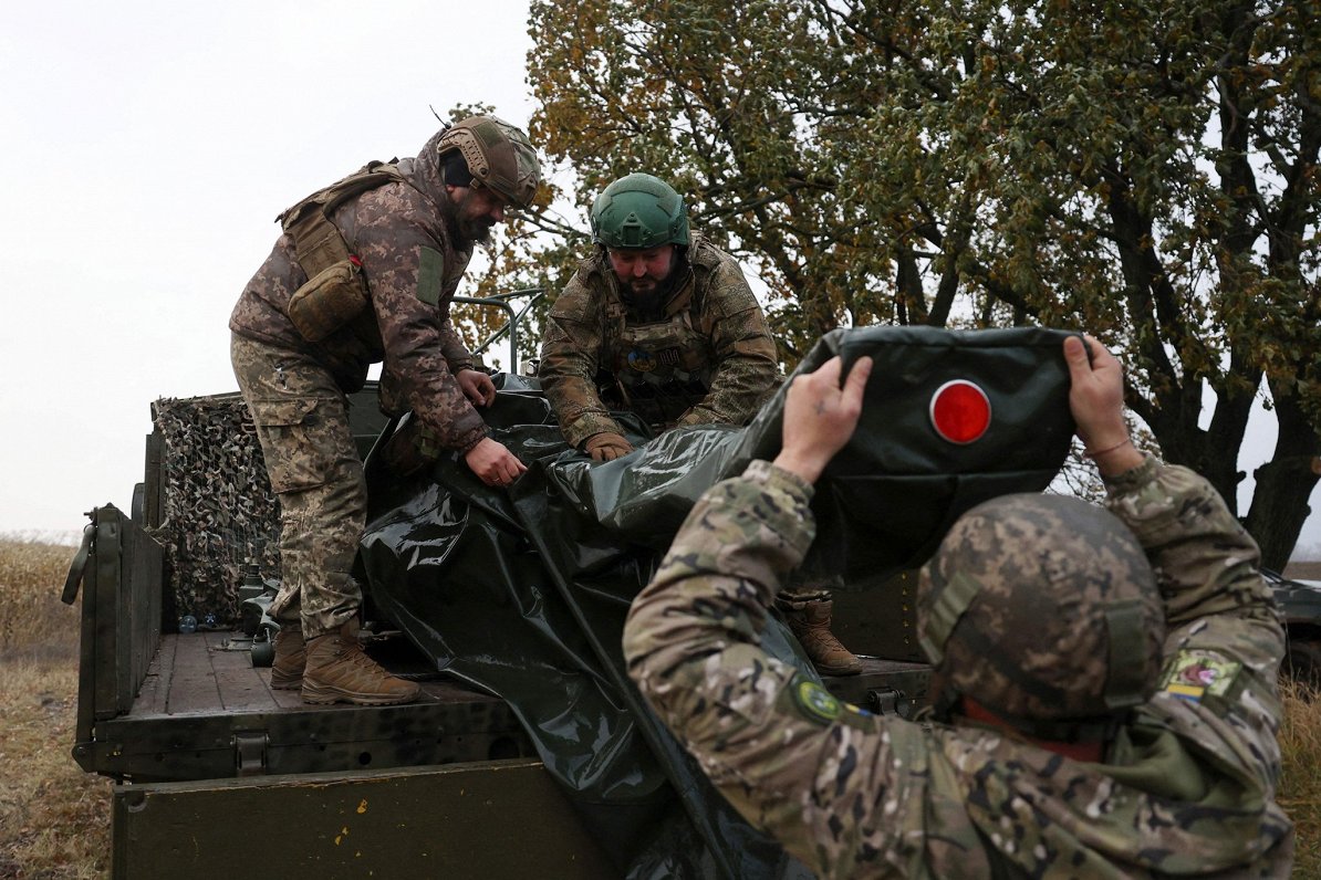 Ilustratīvs attēls: Ukrainas Teritoriālo aizsardzības spēku vienības karavīri piedalās mācībās Kijiv...