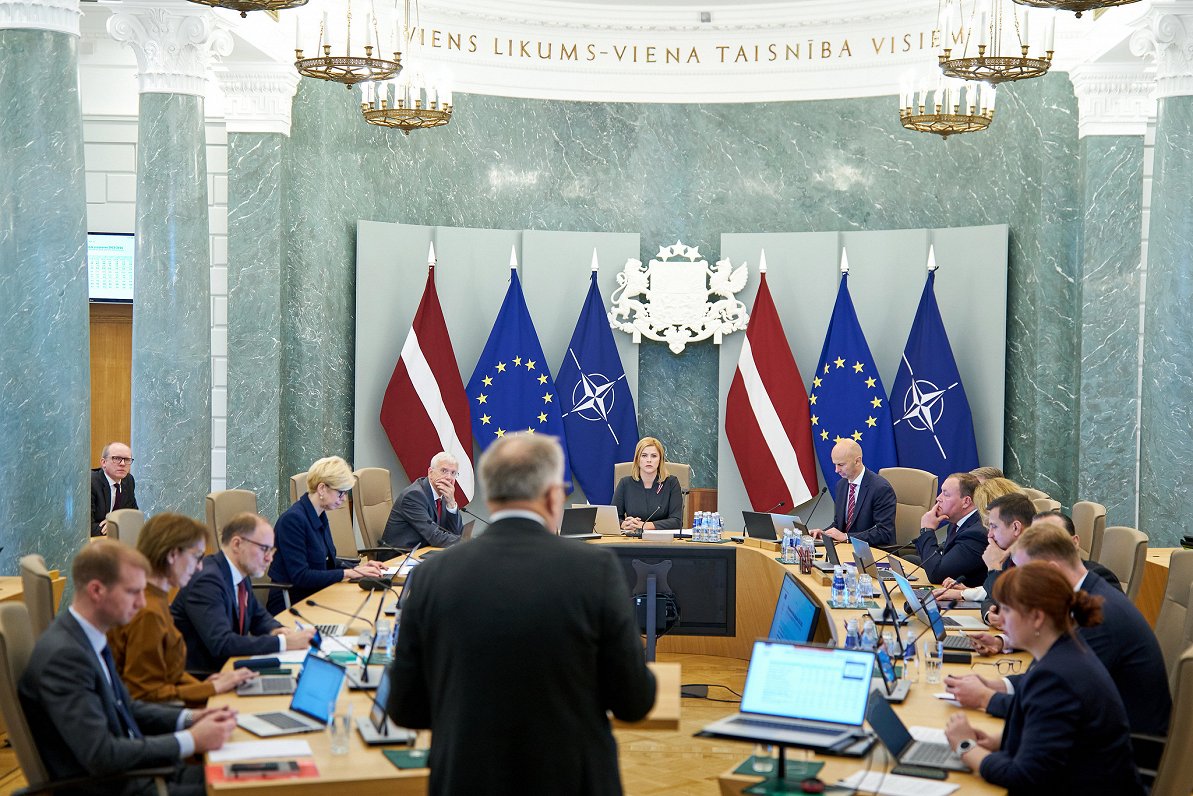 Ministru prezidente Evika Siliņa vada valdības ārkārtas sēdi.
