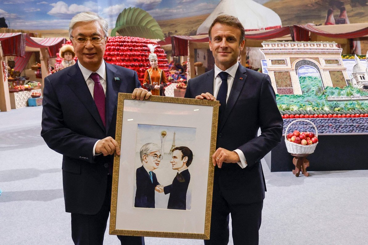 Kazahstānas prezidents Kasims Žomarts Tokajevs ar Francijas prezidentu Emanuelu Makronu, kurš ieradi...
